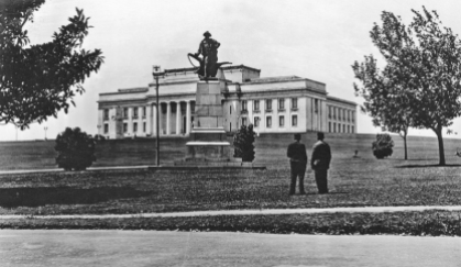 Burn's Memorial in The Auckland Domain with Auckland War Memorial Museum (completed 1929)